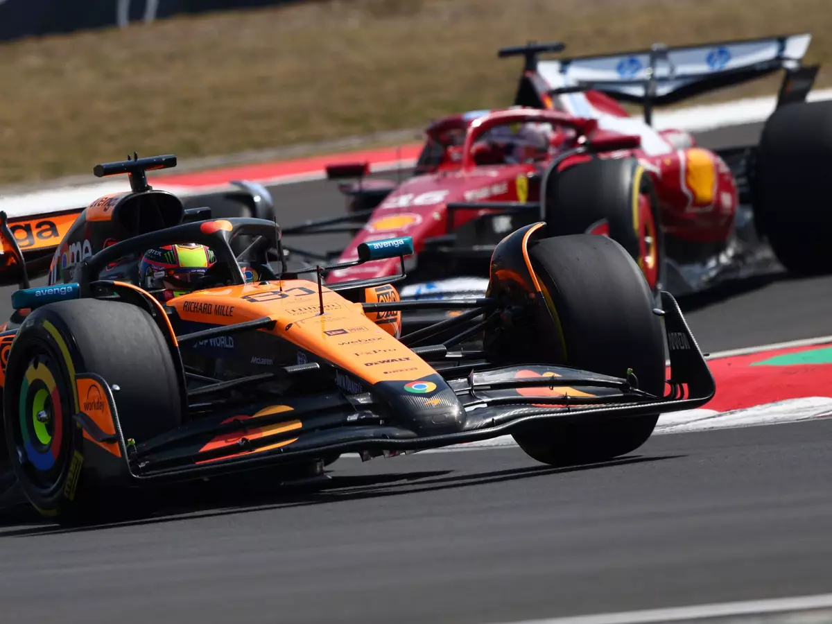 Oscar Piastri im McLaren vor Charles Leclerc im Ferrari in der Formel-1-Saison 2025 Foto zur News: Zak Brown: Ferrari wird unser härtester WM-Gegner sein