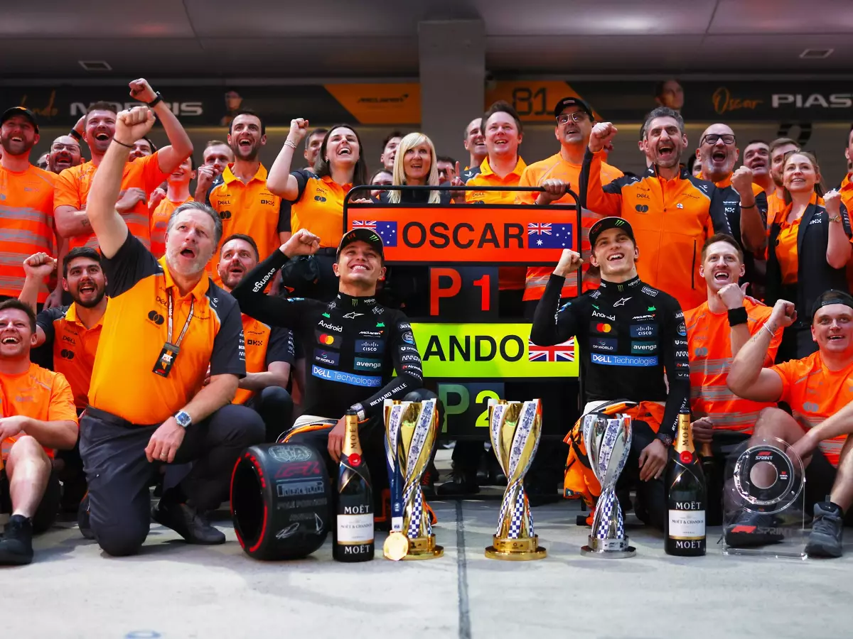 Zak Brown, Lando Norris, Oscar Piastri Foto zur News: McLarens Fahrerdynamik: Interne Rivalität ist "definitiv ein Vorteil"