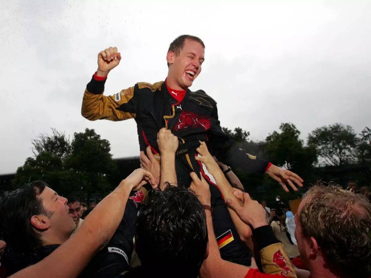 Sebastian Vettel jubelt über seinen vierten Platz in China 2007 Foto zur News: Formel-1-Historie: Wenn Red Bull den Fahrer tauscht ...