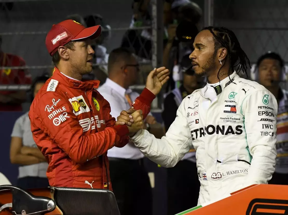 Sebastian Vettel, Lewis Hamilton Foto zur News: Vettel wünscht Hamilton WM-Titel mit Ferrari: "Drücke ihm die Daumen"