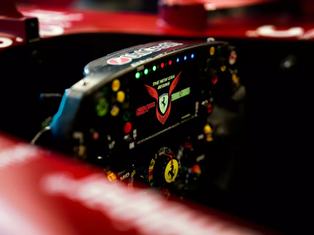 Foto zur News: Lewis Hamilton stellt weiter um: Neue Software am Ferrari-Lenkrad