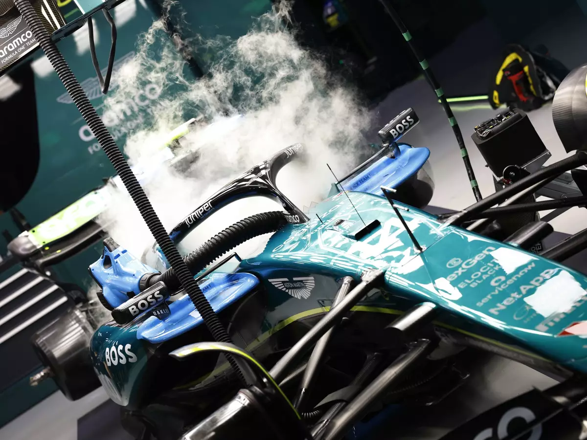 Der Aston Martin von Fernando Alonso Foto zur News: FIA-Kühlwesten laut Fahrern noch nicht bereit für Einsatz in Bahrain