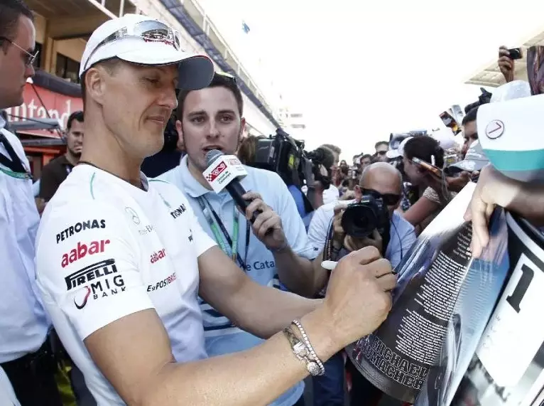 Foto zur News: Michael Schumacher unterschreibt Helm für guten Zweck!