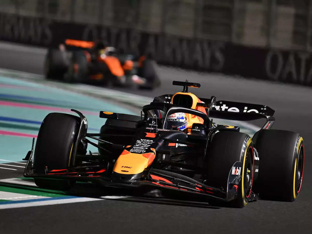 Max Verstappen, Oscar Piastri Foto zur News: Helmut Marko: McLaren-Duell könnte Red Bulls WM-Chance sein