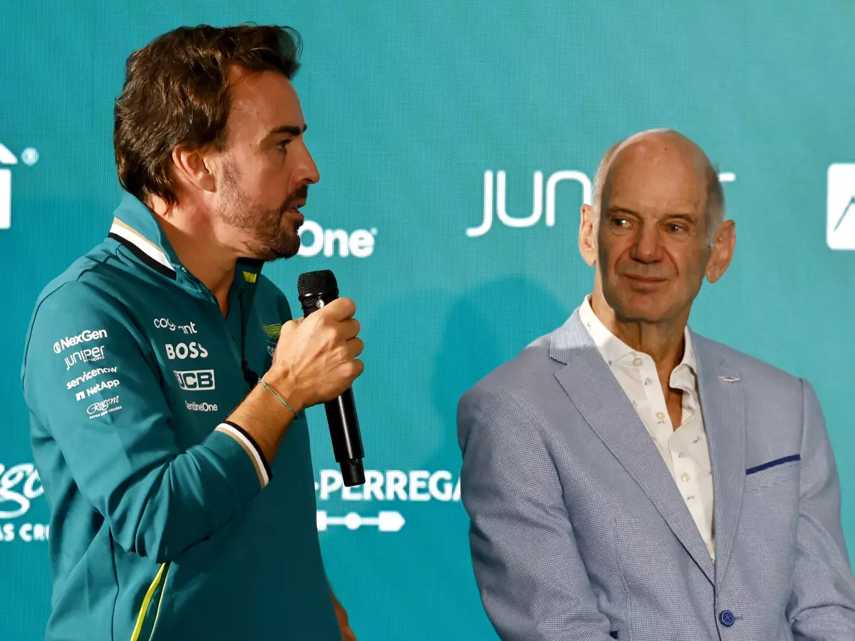 Fernando Alonso bei der Vorstellung von Adrian Newey im Herbst 2024 Foto zur News: Alonso über Newey: Er glaubt sicher, er ist spät dran für 2026