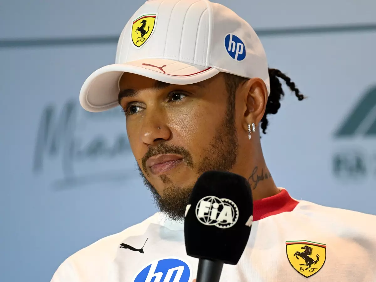 Lewis Hamilton sucht bei Ferrari noch Antworten - gefunden hat er schon Pizza Foto zur News: "Keine Ahnung", "denke nicht drüber nach": Nur Pizza macht Hamilton Laune