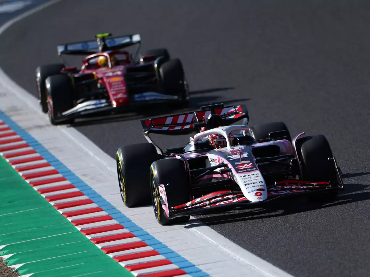 Zwei Fahrer mit demselben Problem: Esteban Ocon kann Lewis Hamiltons Schwierigkeiten gut nachvollziehen Foto zur News: Ocon versteht Hamilton: Ferrari-Autos funktionieren anders als Mercedes