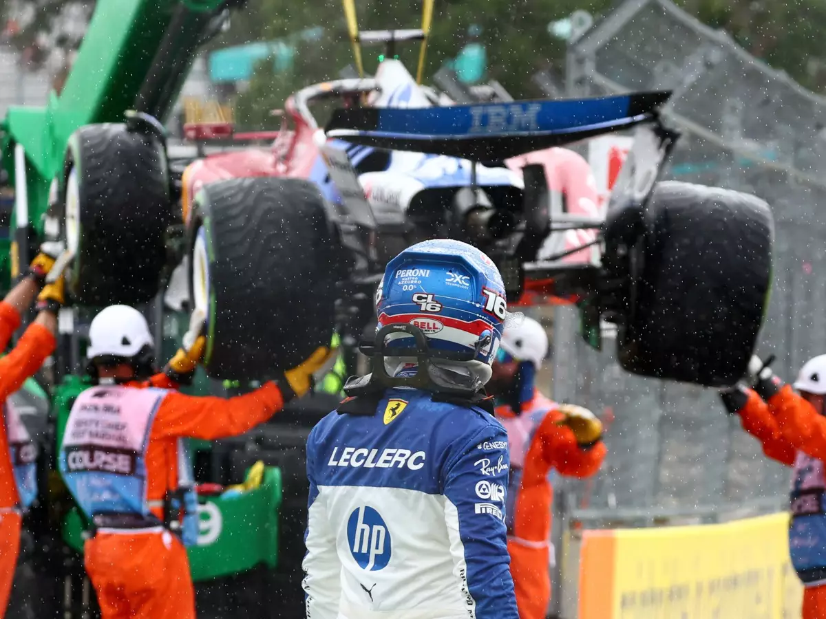 Charles Leclerc ist schon vor dem Start des Miami-Sprints draußen Foto zur News: "Großer Fehler": Leclerc nimmt Crash vor Miami-Sprint auf eigene Kappe