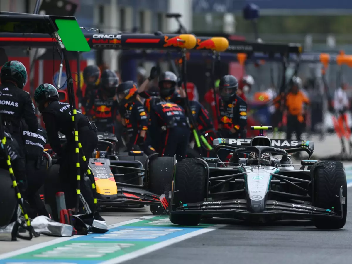 Crash beim Boxenstopp: Kimi Antonelli will rein, Max Verstappen will raus ... Foto zur News: Kollision beim Boxenstopp! Verstappen: "Bin froh, dass niemand verletzt wurde"