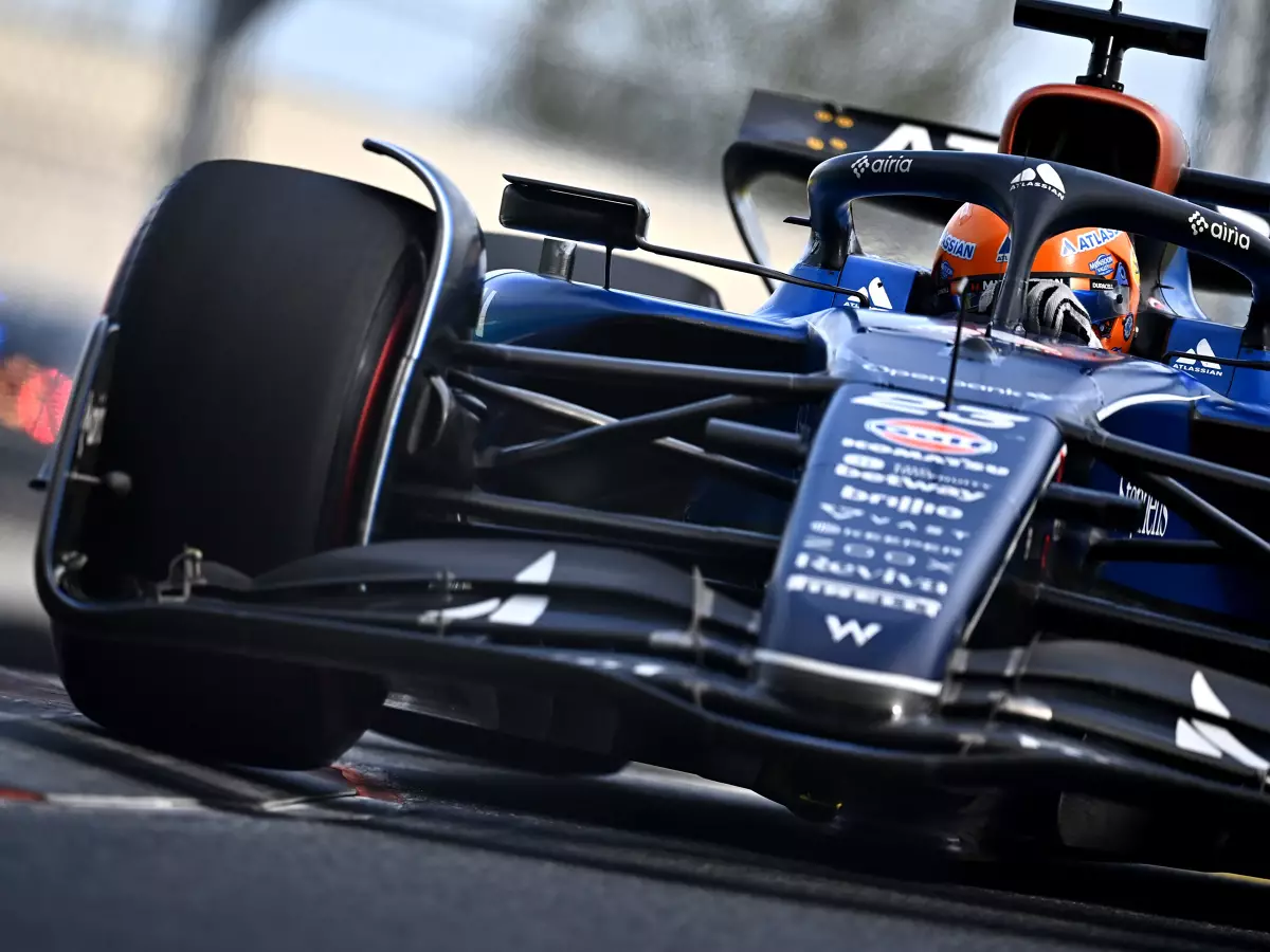 Alexander Albon startet am Sonntag hinter seinem Teamkollegen Carlos Sainz Foto zur News: Williams überrascht in Miami und glaubt: "Es ist möglich, Ferrari zu schlagen"