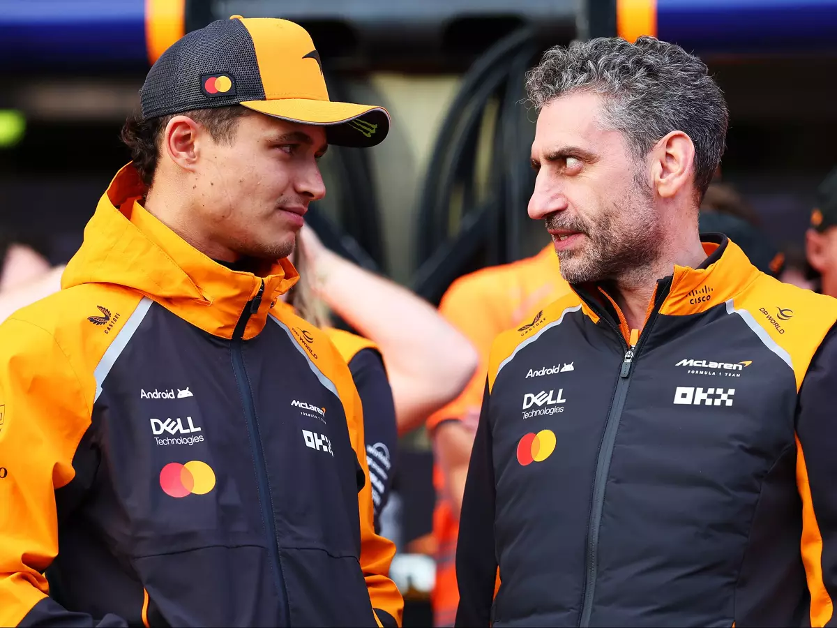 Lando Norris und Andrea Stella Foto zur News: Stella über Verstappens "Fabelrunde": Tischt Red Bull ein Märchen auf?