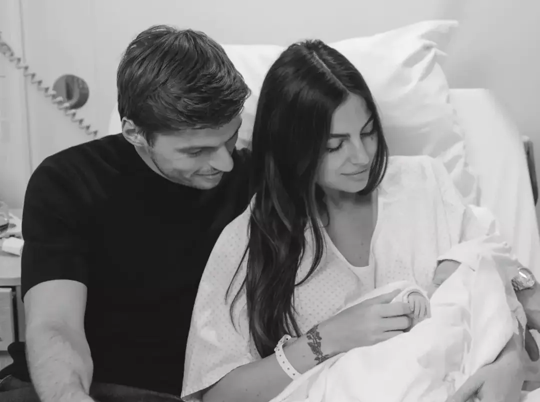 Max Verstappen und Kelly Piquet mit dem frischgeborenen Baby Lily Foto zur News: Pole-Papa Max Verstappen: Windeln wechseln nur im Notfall!
