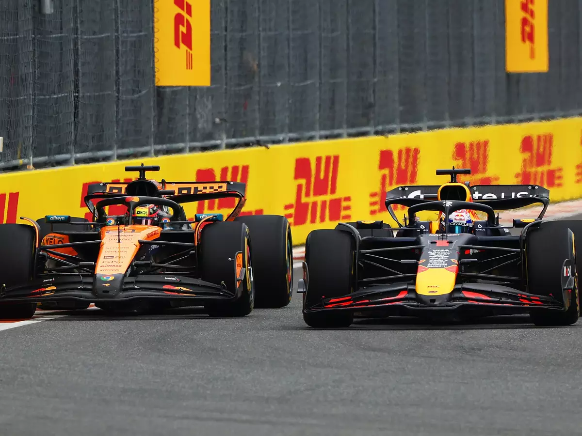 Max Verstappen, Oscar Piastri Foto zur News: F1 Miami: Oscar Piastri gewinnt, Zoff am Ferrari-Boxenfunk!