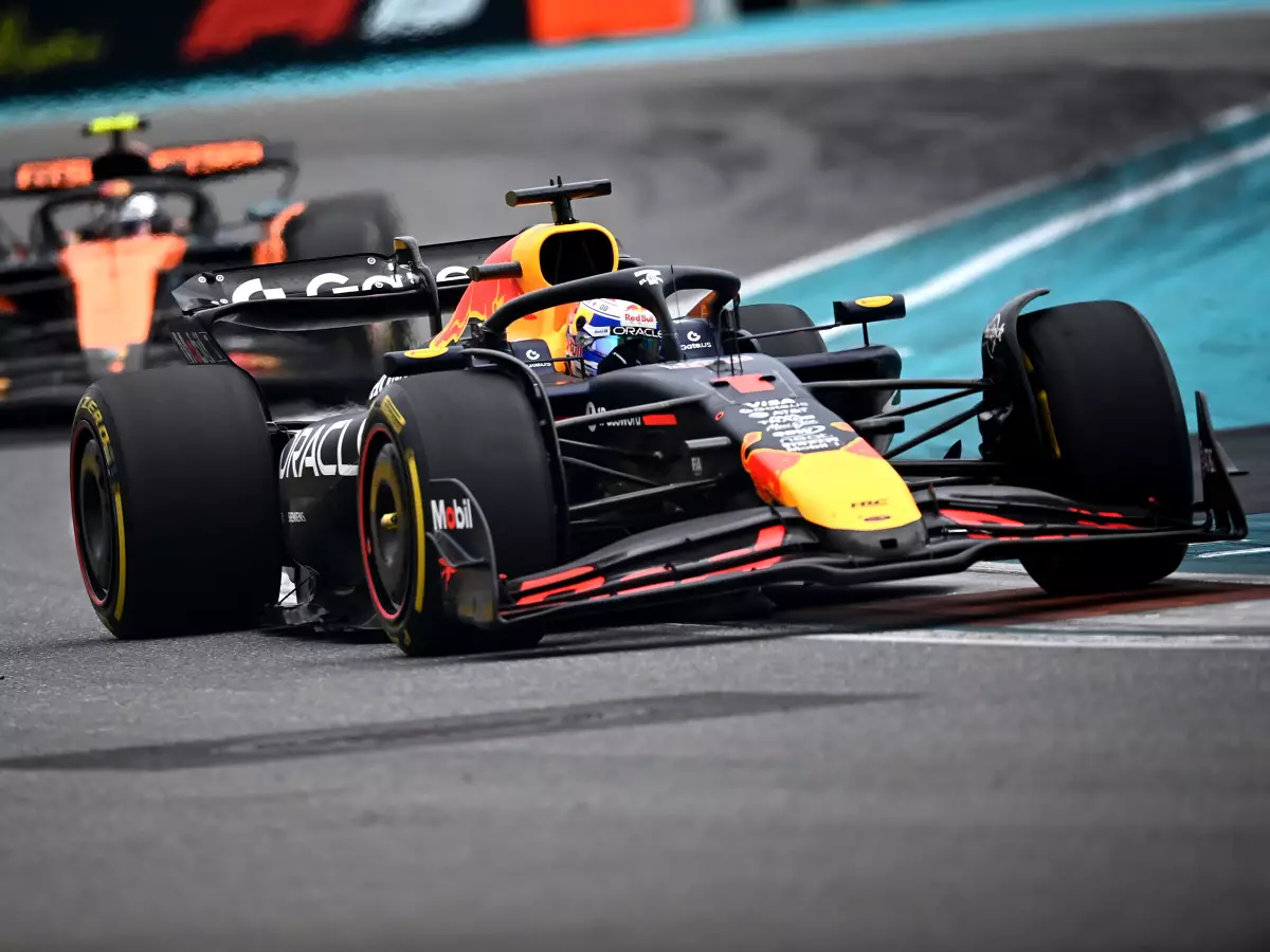 Max Verstappen, Lando Norris Foto zur News: Neue Teile, alte Probleme: Laut Marko fehlen Red Bull "sieben Zehntel"