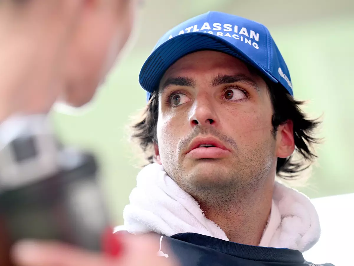 War nach dem kleinen Gerangel mit Lewis Hamilton nicht glücklich: Carlos Sainz Foto zur News: Schumacher zu Sainz' "Divebomb" gegen Hamilton: "Vom Ehrgeiz zerfressen"