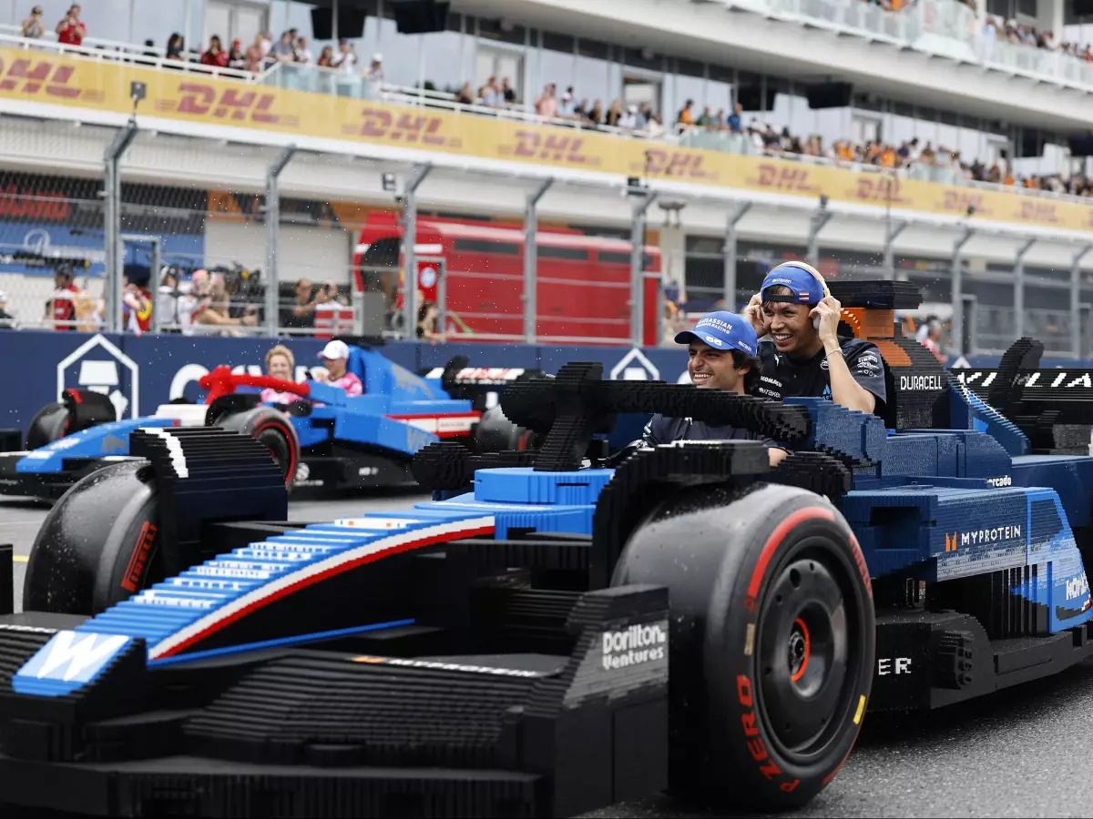 Egal ob im Lego-Auto oder im echten Williams: Sainz und Albon hatten Spaß Foto zur News: Sainz und Albon happy: Williams auf Niveau von Mercedes und Ferrari