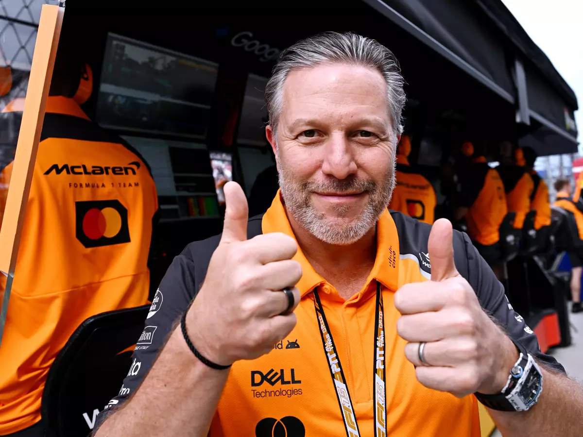 McLaren-Boss Zak Brown ärgert sich über die Anschuldigungen der Konkurrenz Foto zur News: Seitenhieb gegen Rivalen: Warum auf Browns Trinkflasche "Tire Water" steht
