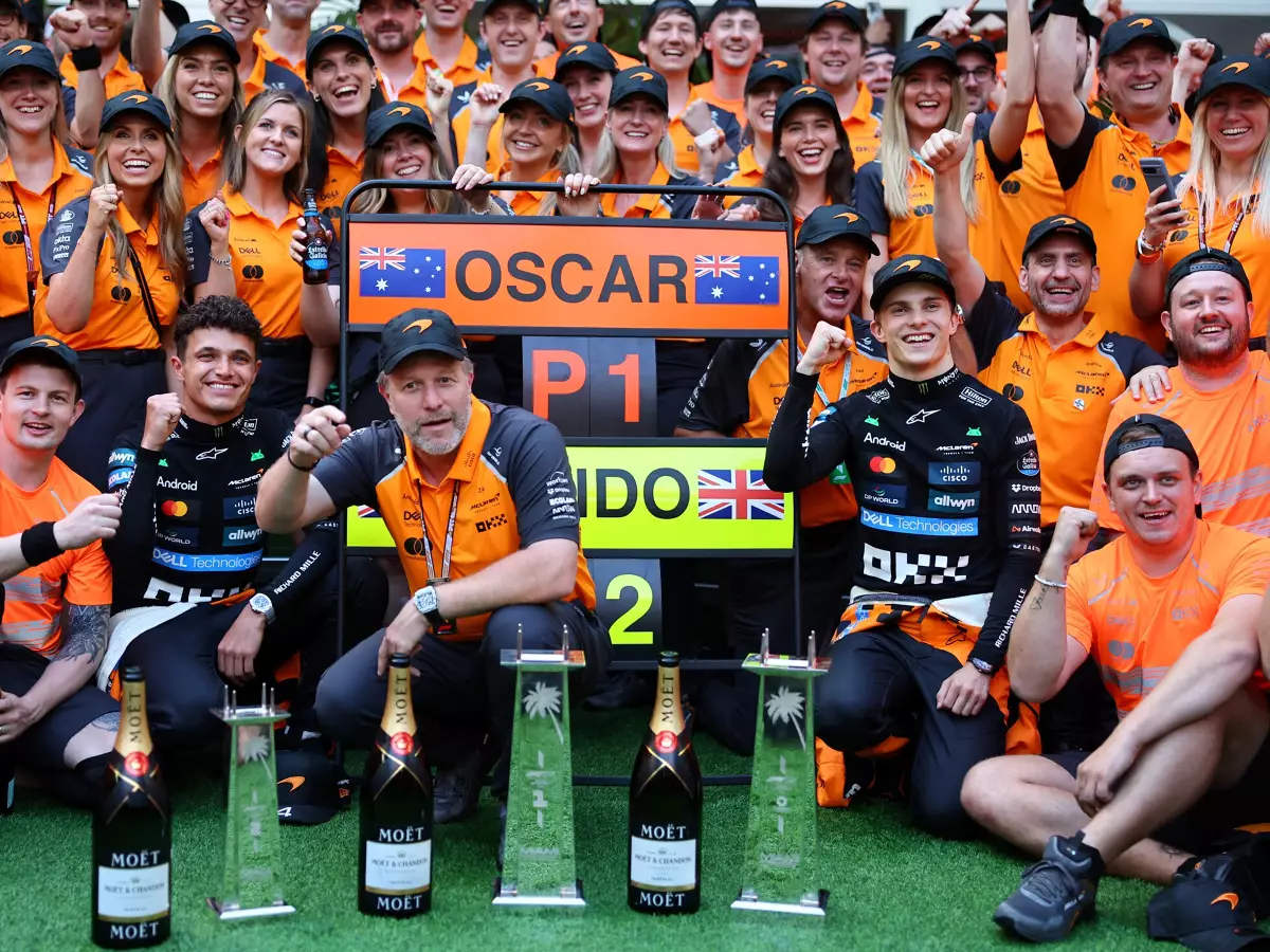 Oscar Piastri, Lando Norris, Zak Brown Foto zur News: WM-Spitzenreiter Piastri: McLaren ist ein ganz anderes Team als vor zwei Jahren
