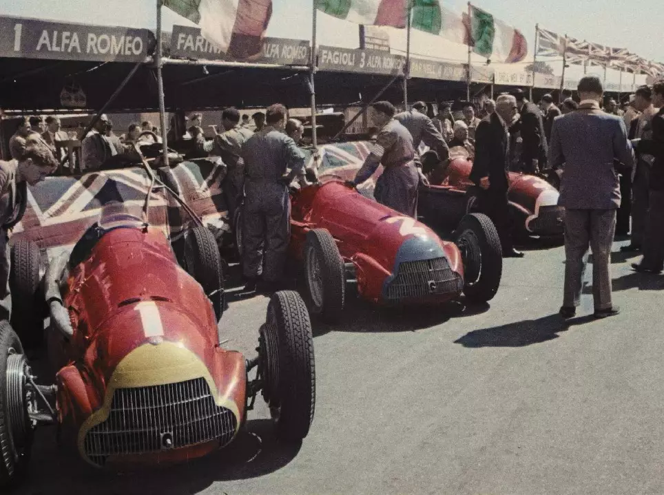 Blick in die Boxengasse beim ersten WM-Lauf der Formel-1-Geschichte 1950 in Silverstone Foto zur News: Video: Das erste Formel-1-Rennen 1950 in Silverstone - in Farbe!