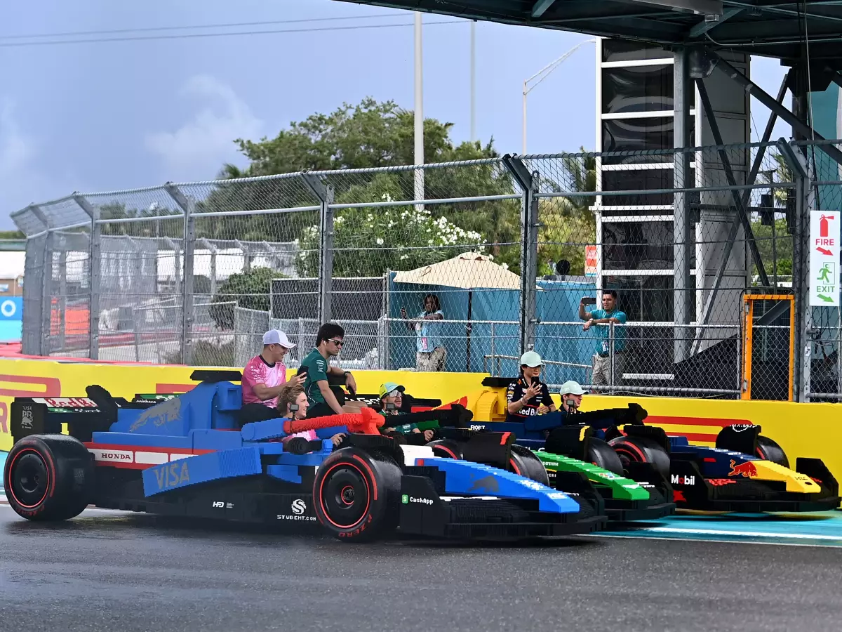 Liam Lawson, Isack Hadjar, Lance Stroll, Fernando Alonso, Max Verstappen, Yuki Tsunoda Foto zur News: Max Verstappen über LEGO-Rennen in Miami: Brauche ich mit 27 nicht