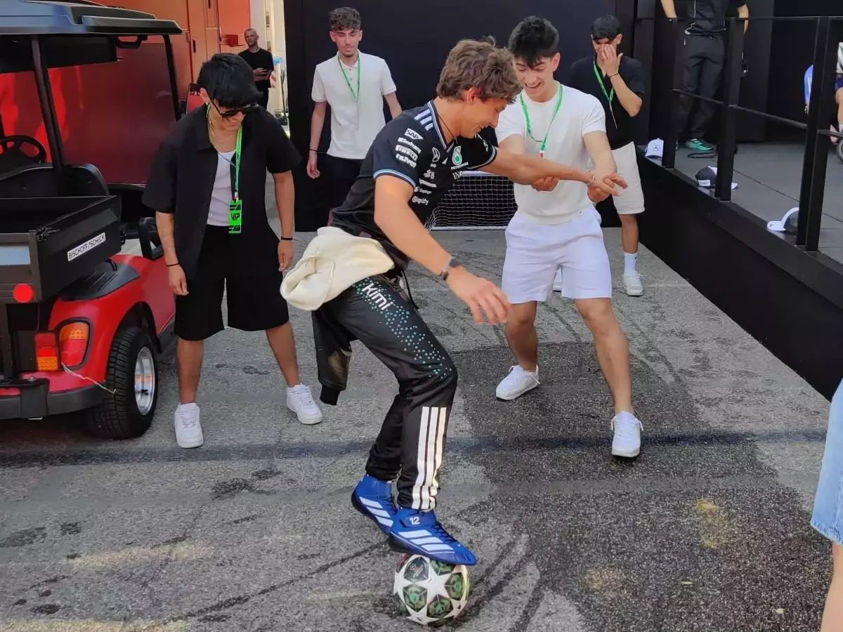 Antonelli und seine Freunde nutzten die Gelegenheit für ein kleines Fußballspiel Foto zur News: Antonelli lädt Schulfreunde nach Imola ein: Fußball, Pokalsieg und Heimspiel