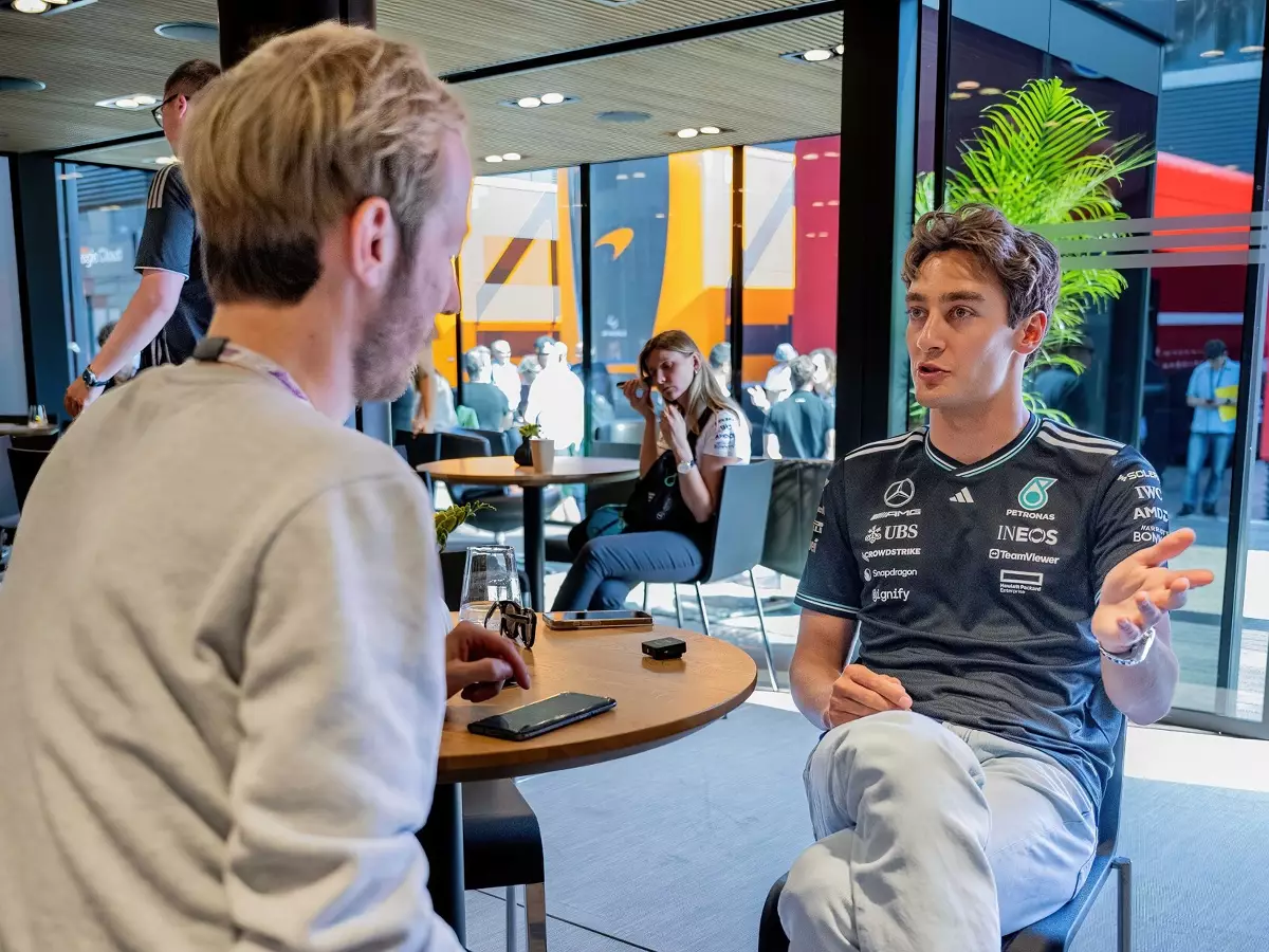 George Russell im Gespräch mit Motorsport-Total.com-Redakteur Frederik Hackbarth Foto zur News: George Russell: Werde definitiv irgendwann Nordschleife fahren
