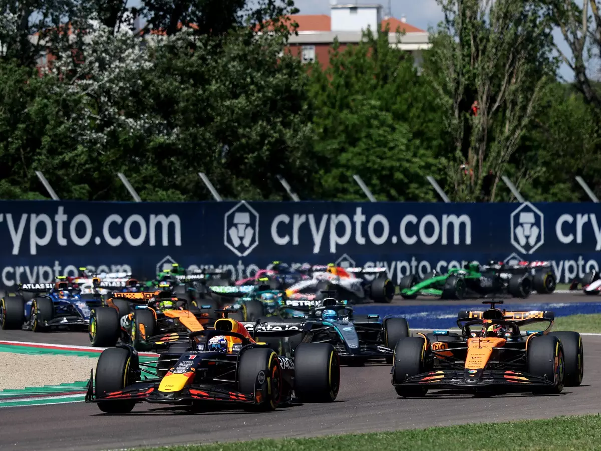 Das war irre: Max Verstappen fährt gegen Oscar Piastri das Überholmanöver der Saison in Tamburello Foto zur News: Weltklasse-Manöver in Tamburello: Reaktionen zu Verstappens Mega-Move