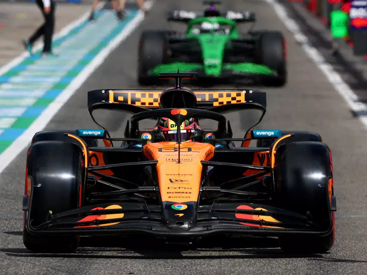 Oscar Piastris Rennen war in Imola mit dem Boxenstopp in Runde 13 gelaufen Foto zur News: Podium trotz Strategiefehler: Piastri hadert mit frühem Boxenstopp
