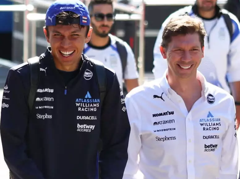 Haben viel Grund zur Freude: Alex Albon und Williams-Teamchef James Vowles Foto zur News: Wer letzte Nacht am besten geschlafen hat: James Vowles