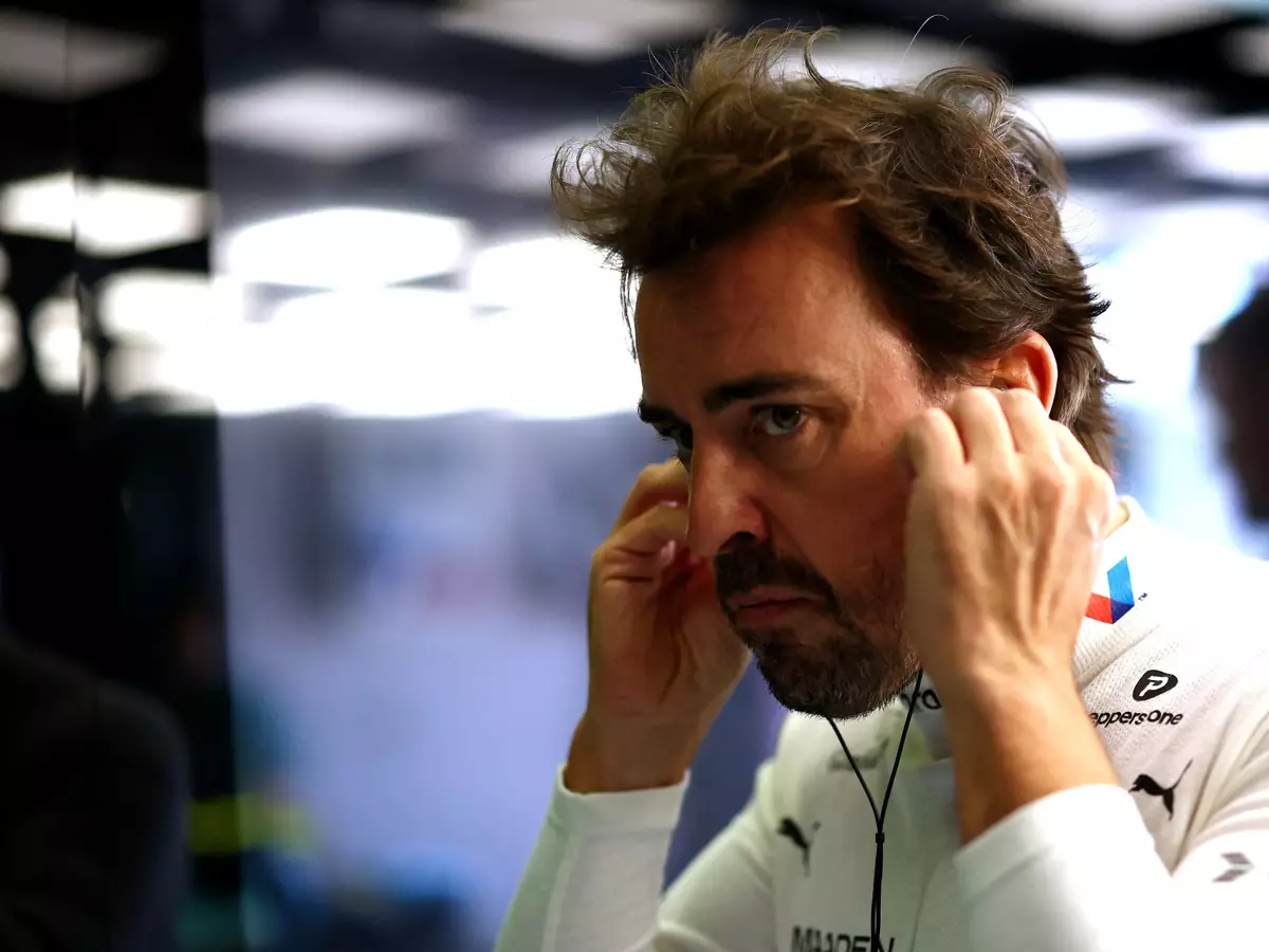 Foto zur News: "Größter Pechvogel": Alonso schlägt Hände überm Kopf zusammen