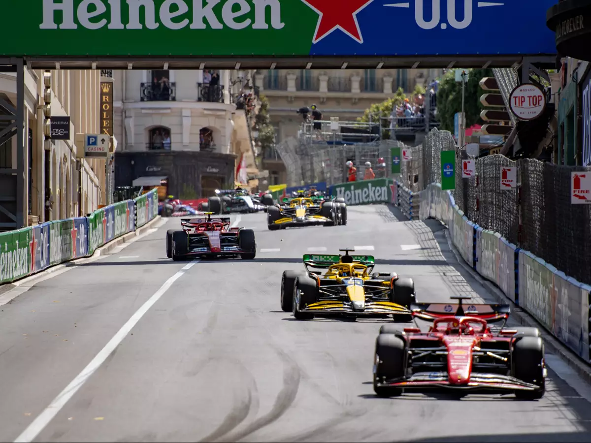Charles Leclerc, Oscar Piastri Foto zur News: Zwei Stopps, doppeltes Chaos: Warum in Monaco der Strategie-Wahnsinn droht