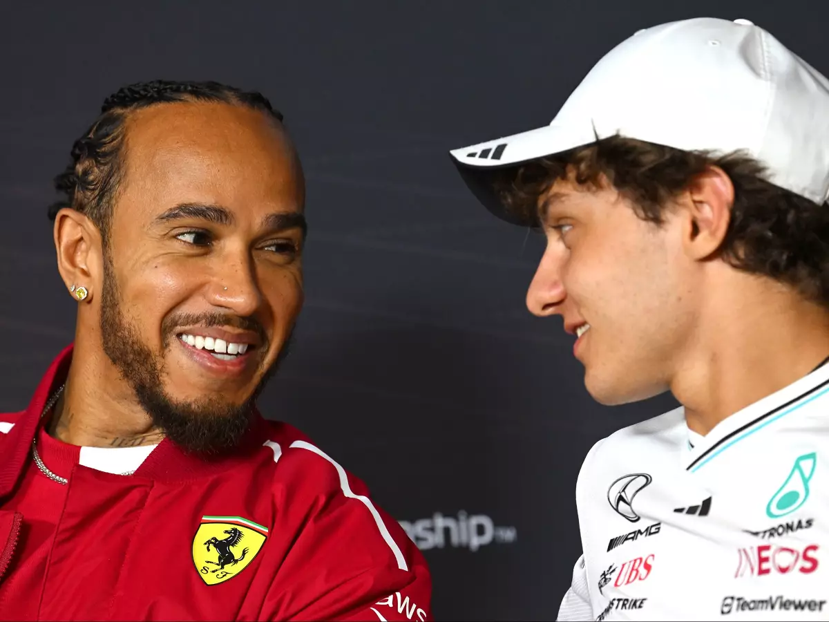 Ferrari-Fahrer Lewis Hamilton mit seinem Mercedes-Nachfolger Andrea Kimi Antonelli Foto zur News: Lewis Hamiltons Vermächtnis bei Mercedes: Ein Brief, der berührt