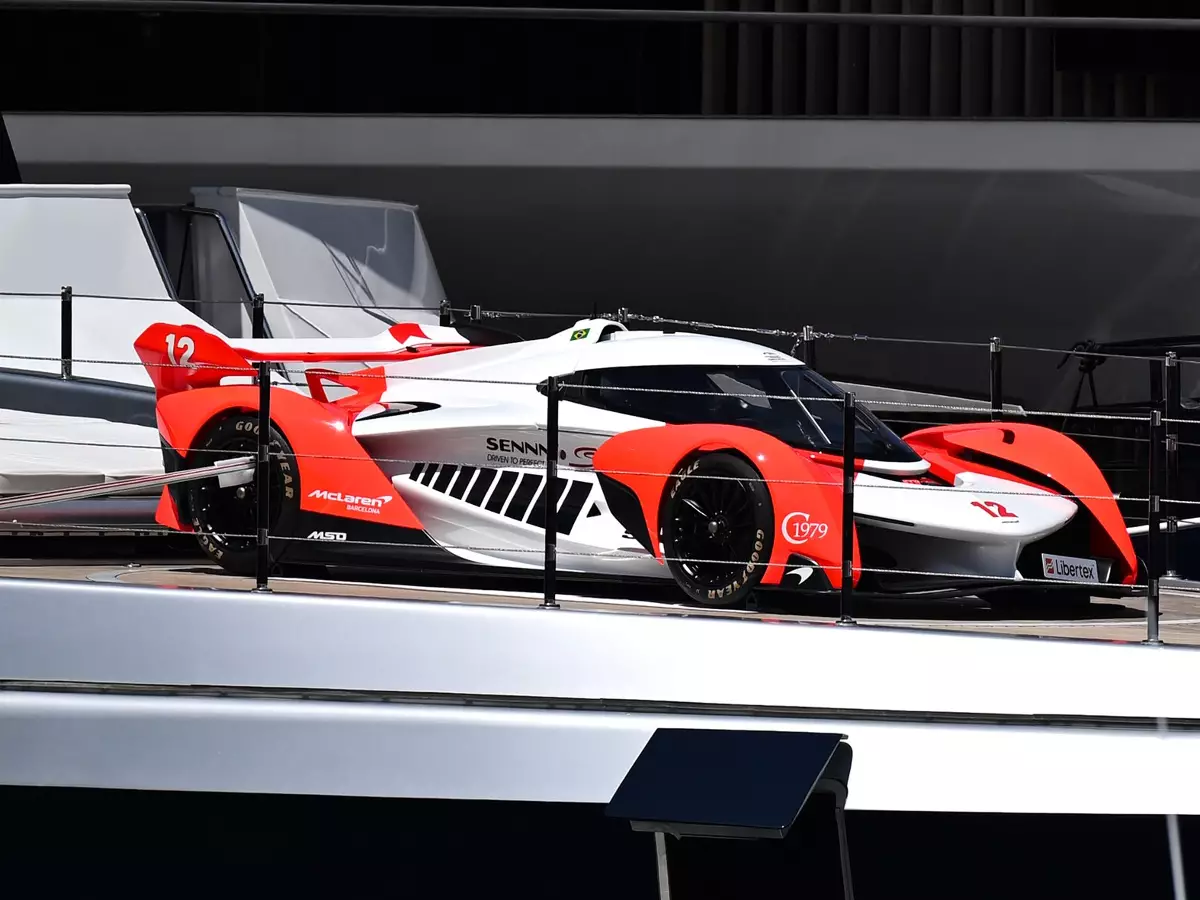 Foto zur News: Selbst Monaco staunt: Hypercar im Senna-Design parkt auf Superyacht