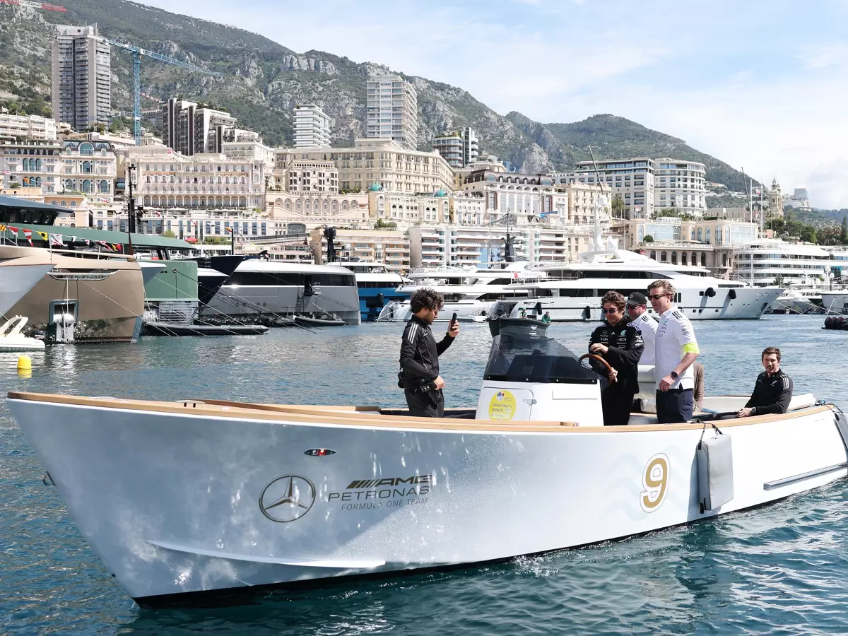 Anreise über Wasser und mit Stil: Segelt Mercedes in Monte Carlos auf die Pole? Foto zur News: Mercedes: Monaco wegen der Qualifying-Stärke die goldene Chance?