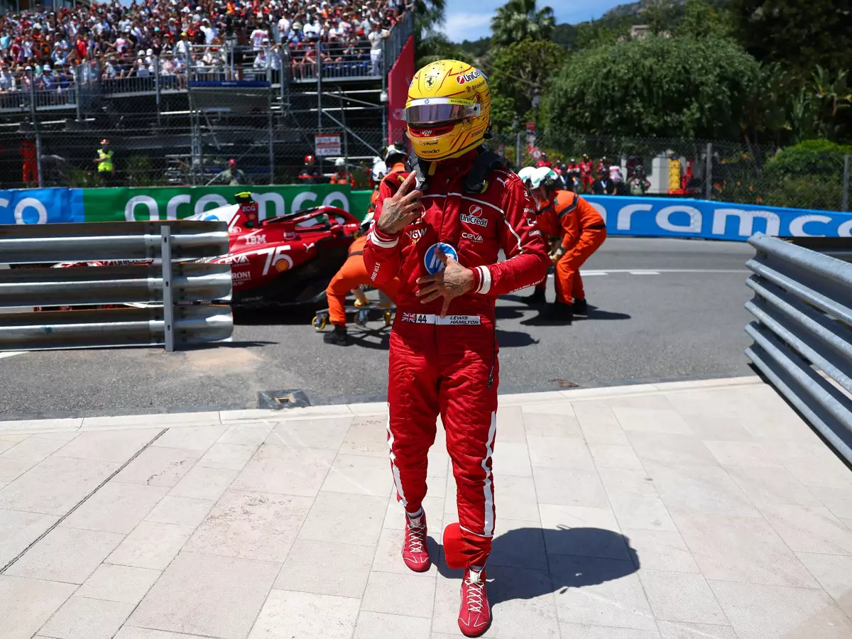 Lewis Hamilton Foto zur News: Hamilton: Der Ferrari schluckt die Randsteine besser als der Mercedes