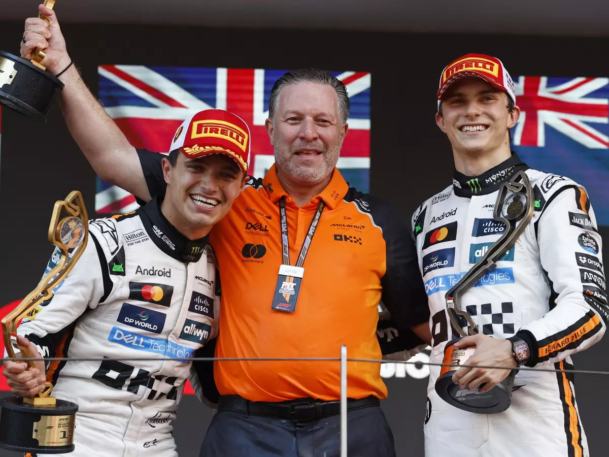 Lando Norris, Zak Brown, Oscar Piastri Foto zur News: Wer letzte Nacht am besten geschlafen hat: Zak Brown