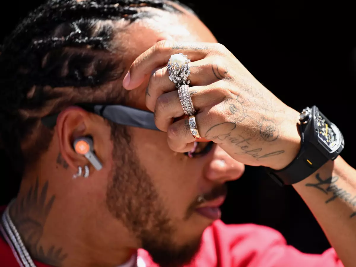 Lewis Hamilton trägt eine Uhr mit einem geschätzten Wert von 1,5 Millionen Dollar Foto zur News: 1,5 Millionen US-Dollar! Lewis Hamilton trägt exklusive Armbanduhr in Spanien