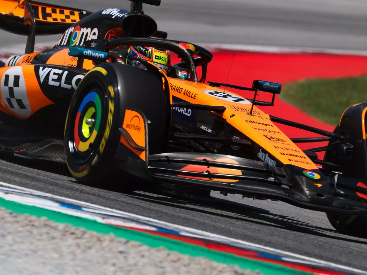 Foto zur News: FT3 Barcelona: McLaren in eigener Welt, aber Norris fliegt bei Versuch ab
