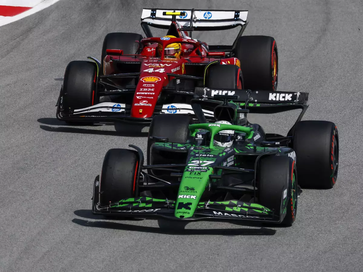 Nico Hülkenberg, Lewis Hamilton Foto zur News: Hülkenbergs Ritt zu P5 in Barcelona: "Denke, es liegt mehr an den Updates"