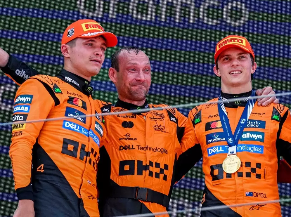 Lando Norris musste sich Teamkollege Oscar Piastri in Spanien geschlagen geben Foto zur News: Norris stellt Piastri wegen Verstappen bloß: Vorhin klang das aber ganz anders!
