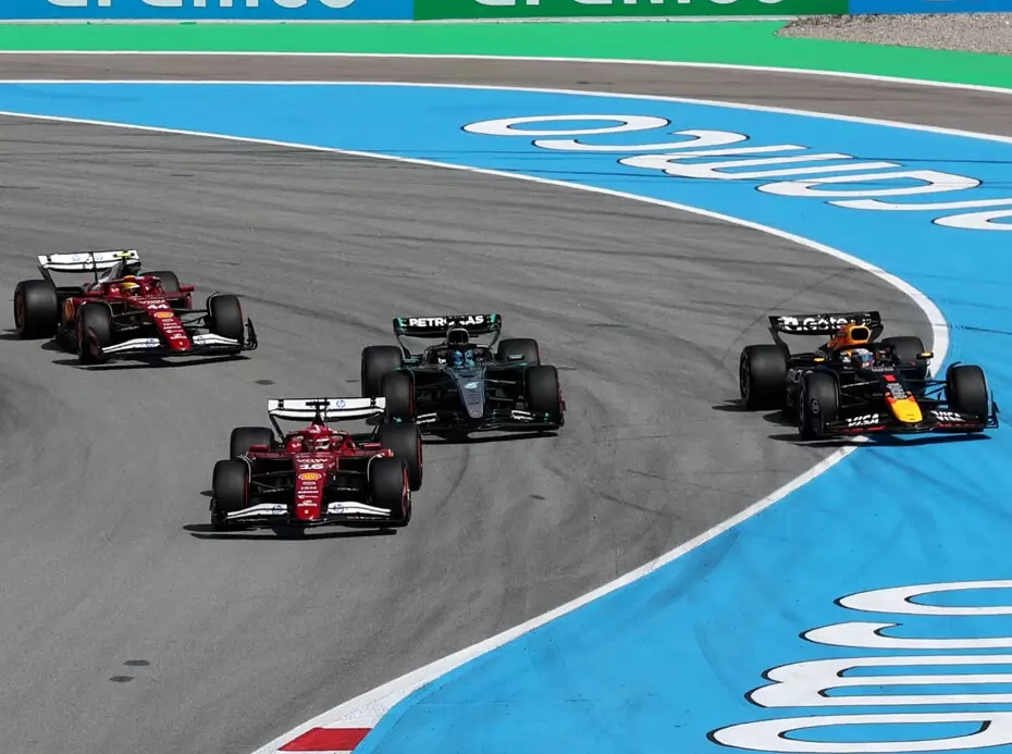 Restart: Russell drückt rein, Verstappen geht weit - und dann an die Decke Foto zur News: Nach Verstappen-Rammstoß: So reagiert Christian Horner auf die Rosberg-Kritik