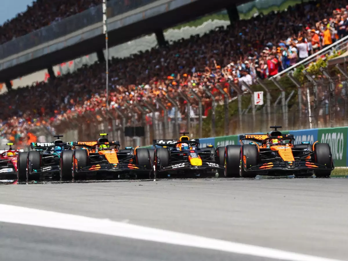 Die Startphase in Barcelona: Piastri vor Verstappen und Norris (von rechts) Foto zur News: Lando Norris: Warum er sich am Start nicht besser gewehrt hat