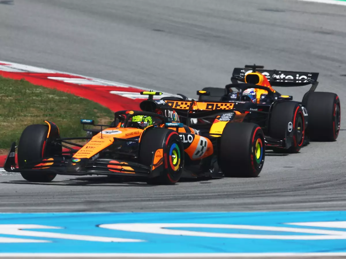 Lando Norris und Max Verstappen beim Formel-1-Rennen in Barcelona 2025 Foto zur News: "Langsam beängstigend": Sind Red Bulls Titelträume in Barcelona geplatzt?