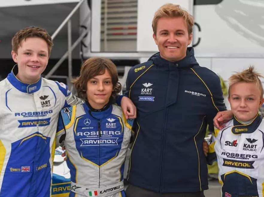 Kimi Antonelli und Nico Rosberg (beide in der Mitte) kennen sich schon lange ... Foto zur News: Mercedes zu geizig? Rosberg verrät: Habe anfangs für Antonellis Karriere bezahlt!