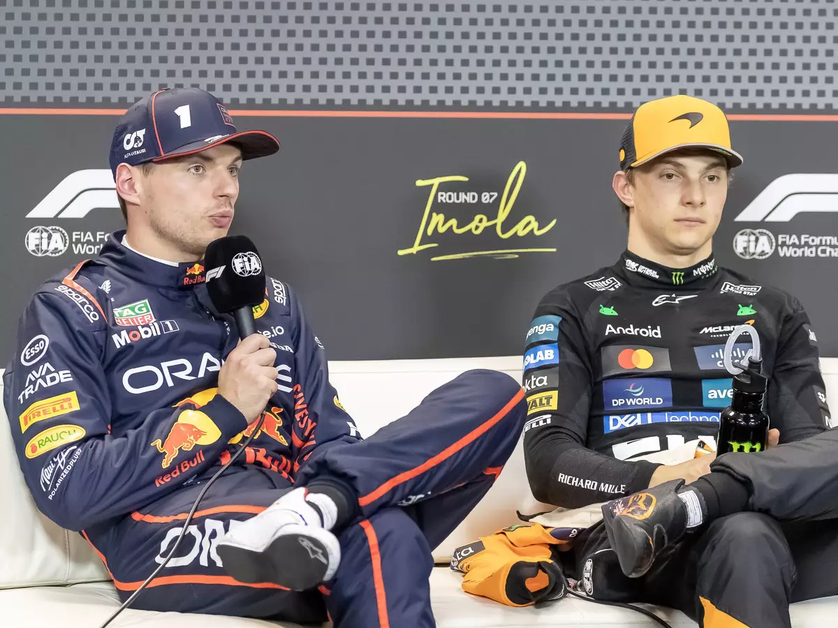 Max Verstappen und Oscar Piastri bei einer Formel-1-Pressekonferenz in Imola Foto zur News: Helmut Marko: Oscar Piastri "ist noch nicht auf einem Max-Niveau"