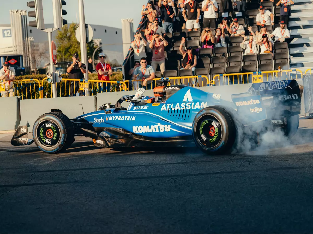 Foto zur News: Carlos Sainz weiht neuen Madring ein: Demorun auf der F1-Strecke in Madrid