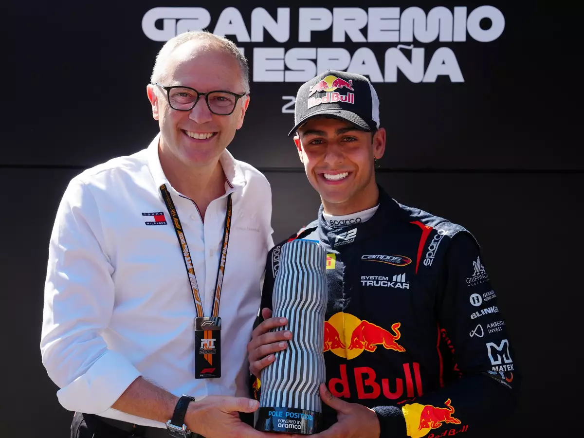 Die Gunst von F1-Boss Domenicali scheint er schon zu haben: Arvid Lindblad Foto zur News: Grünes Licht von der FIA für Red Bull: 17-Jähriger Lindblad erhält Superlizenz
