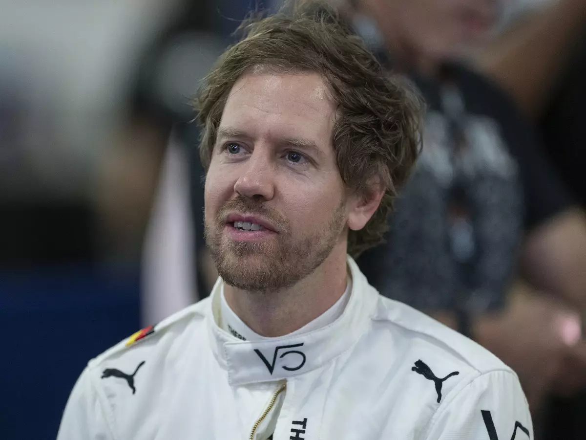 Sebastian Vettel: Tauscht er den Rennanzug bald gegen eine neue Rolle? Foto zur News: Vettel holt sich Harvard-Diplom ab: Fingerzeig auf Marko-Nachfolge?