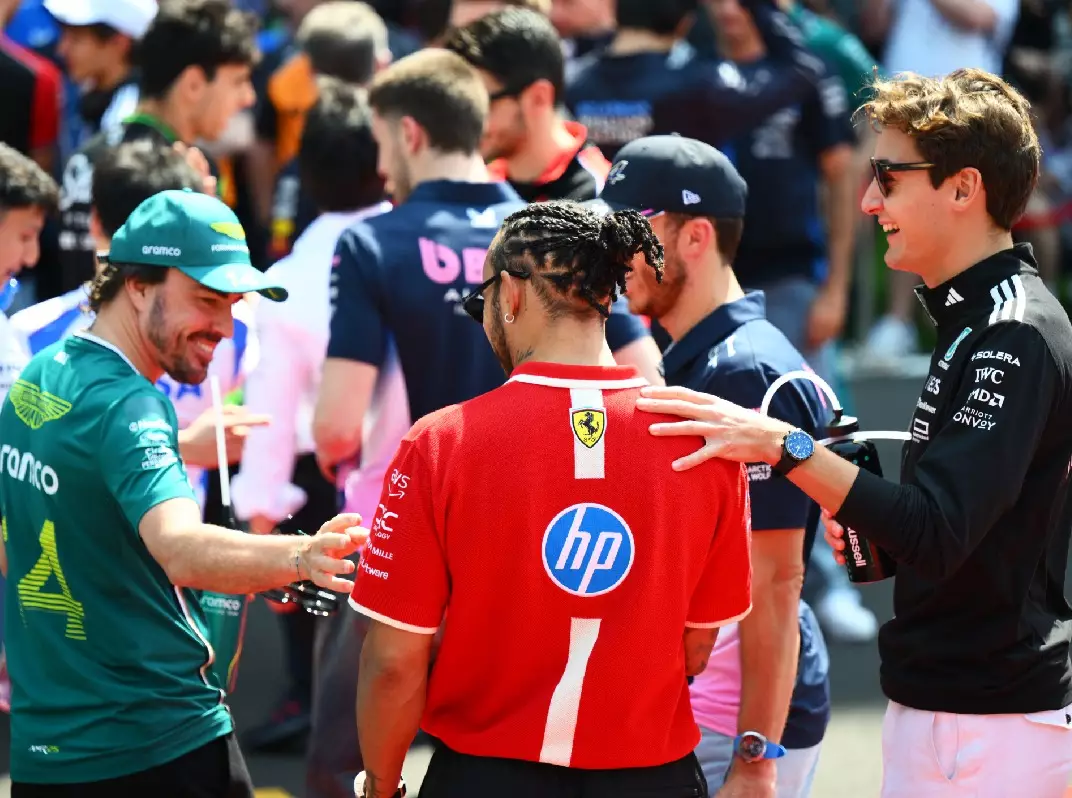 Fernando Alonso, Lewis Hamilton und George Russell Foto zur News: Fernando Alonso zeigt Respekt: Hamilton ist ein "herausragender Fahrer"