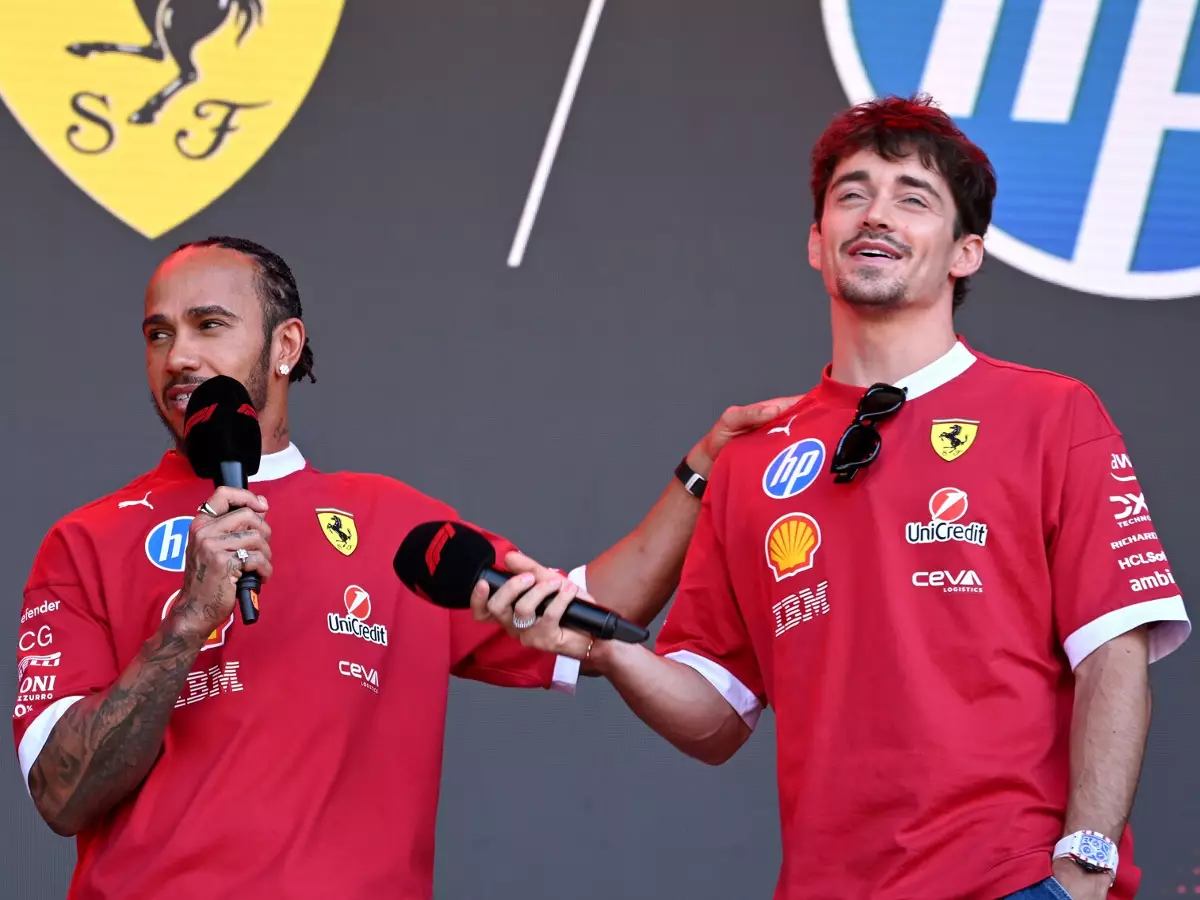 Ziemlich beste Freunde: Lewis Hamilton und Ferrari-Kollege Charles Leclerc Foto zur News: Leclerc "beeindruckt": Ich bin ja schon echt ein Spätbremser, aber Lewis ...